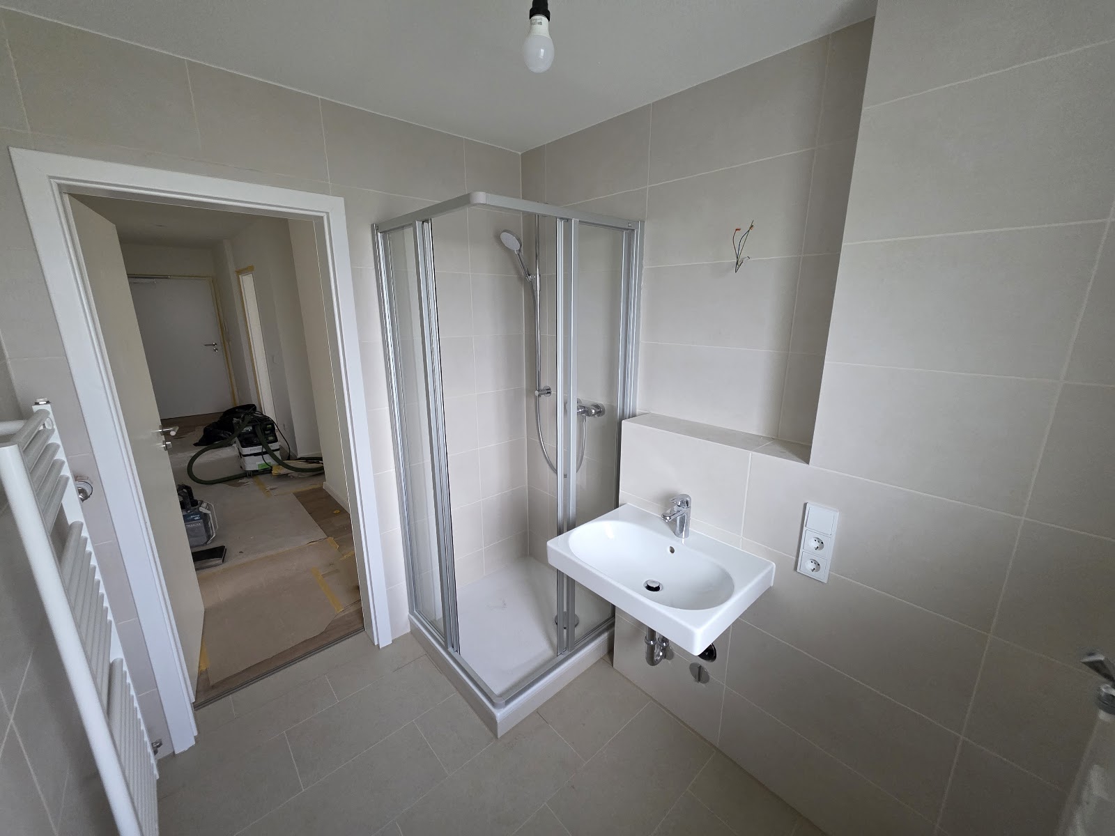 Badezimmer der Badsanierung in Welden mit Dusche, Waschtisch und Wand-WC