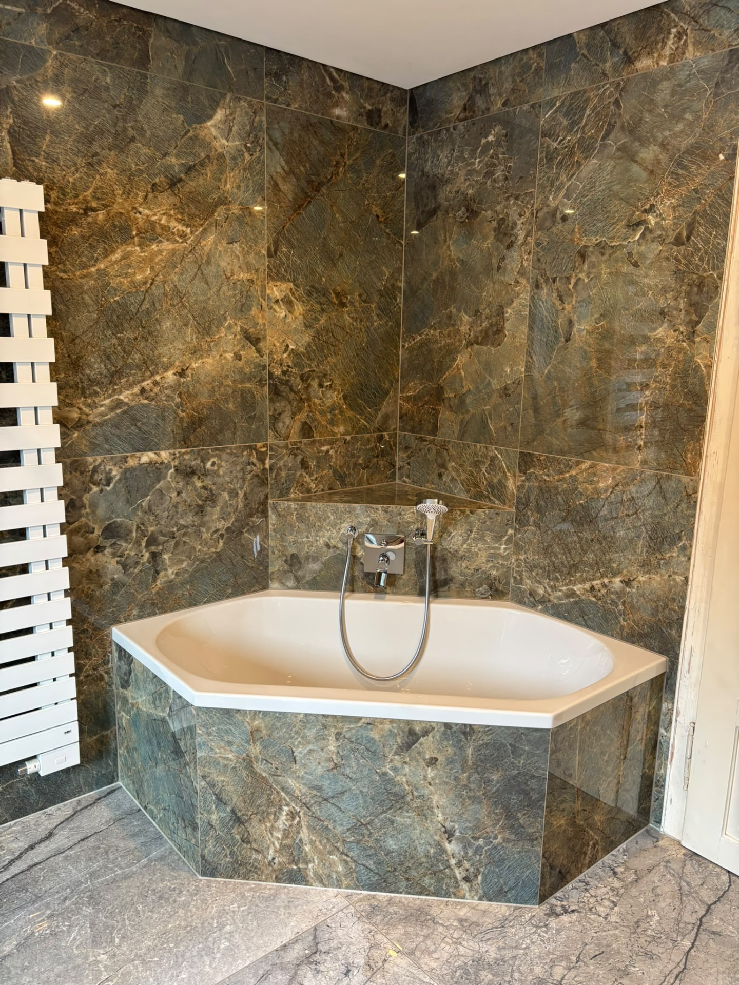 Gefliestes Badezimmer in Wertingen mit großformatigen Fliesen in Marmoroptik um die Badewanne